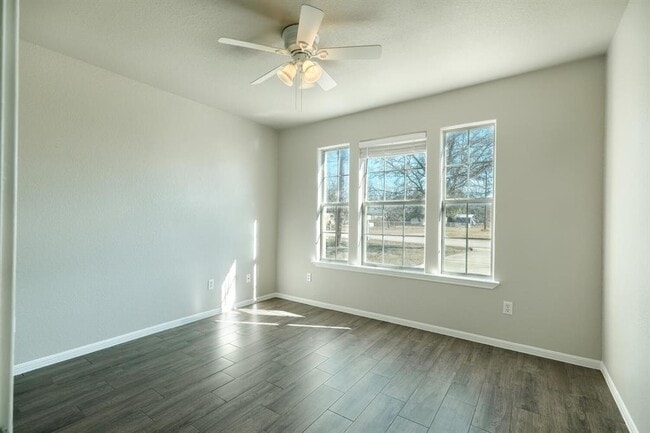 Building Photo - 750 Fallen Oak Dr