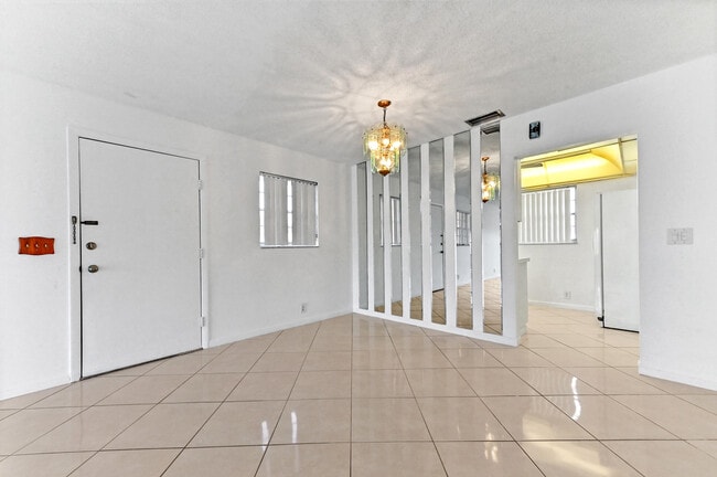 Building Photo - 357 Flamingo Ln