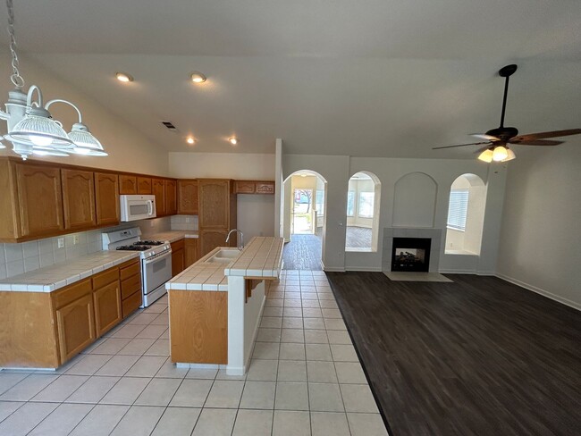 Building Photo - Spacious 4 bedroom home in Lemoore