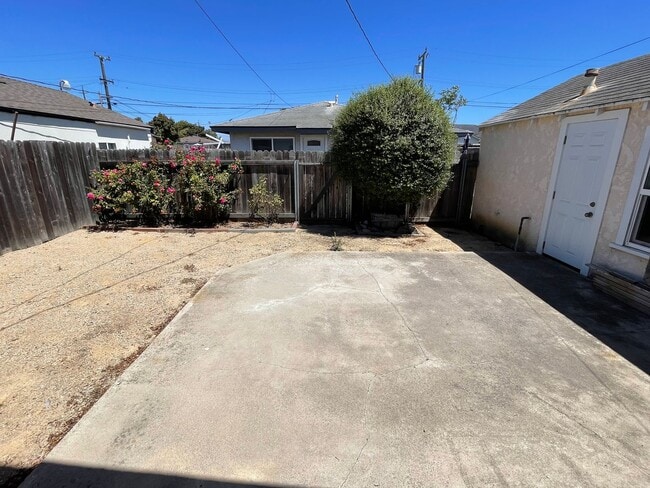 Building Photo - Centrally Located Two Bedroom Home