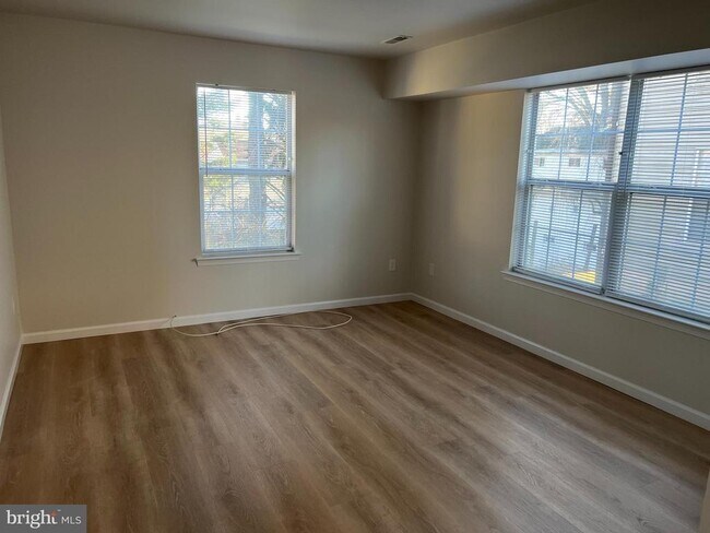 Building Photo - 83 W Laurel Ave