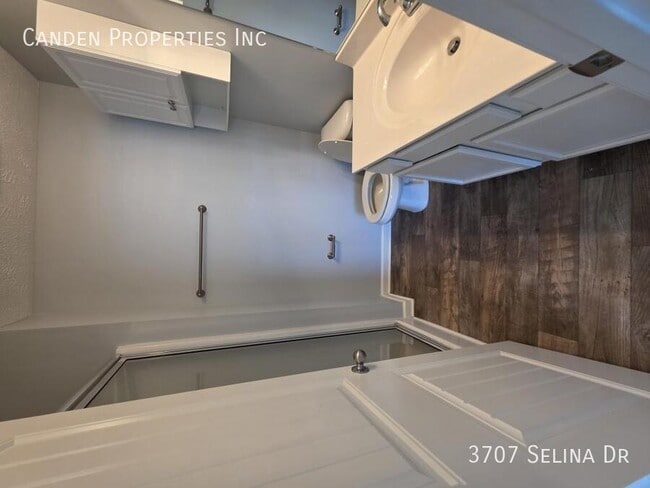Building Photo - 3707 Selina Dr