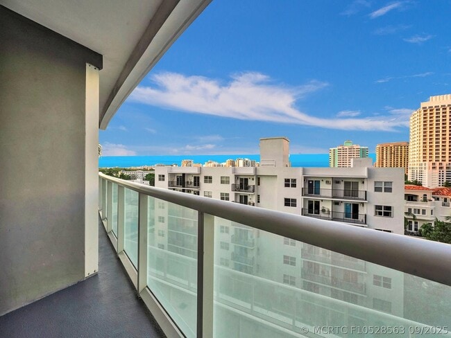 Building Photo - 3101 Bayshore Dr