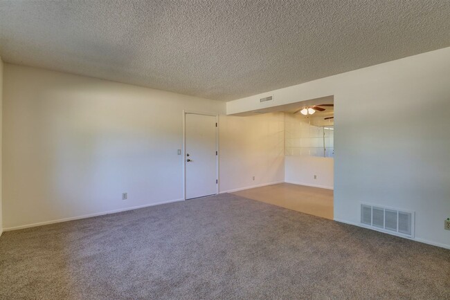 Building Photo - Townhome between Downtown and Thumb Butte!