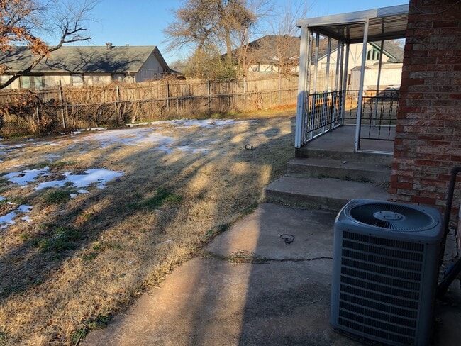 Building Photo - 2703 Del Casa Cir