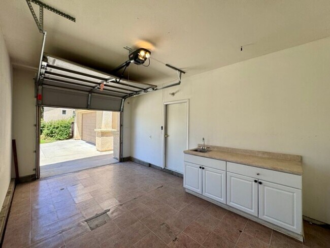 Building Photo - Beautiful Two Story 5 bedroom Home in the ...