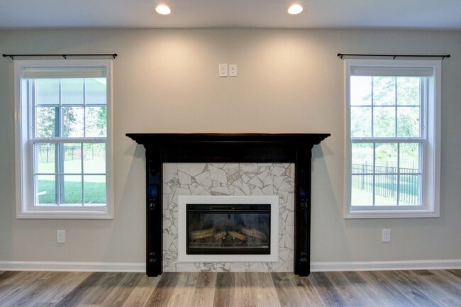 Building Photo - Huge 5 bed 3 ba.  Gorgeous House Near Post...