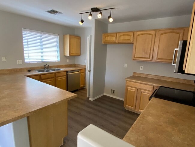 Building Photo - 4 Bedroom, 3 bath, two story with loft in ...