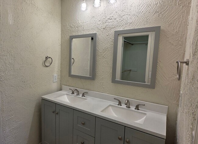 Building Photo - Large 4 Bedroom Located in Arlington!