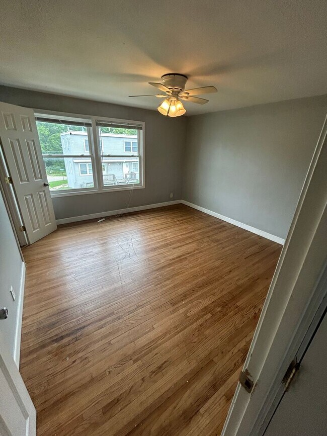 Building Photo - 2-Bedroom/1-Bath Townhouse for Rent