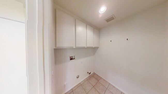 Building Photo - Spacious 4 bedroom 3 bath