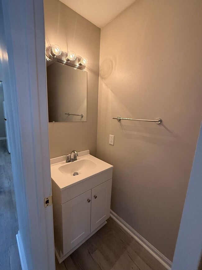 Building Photo - 3 bedroom, 1.5 bath Townhouse