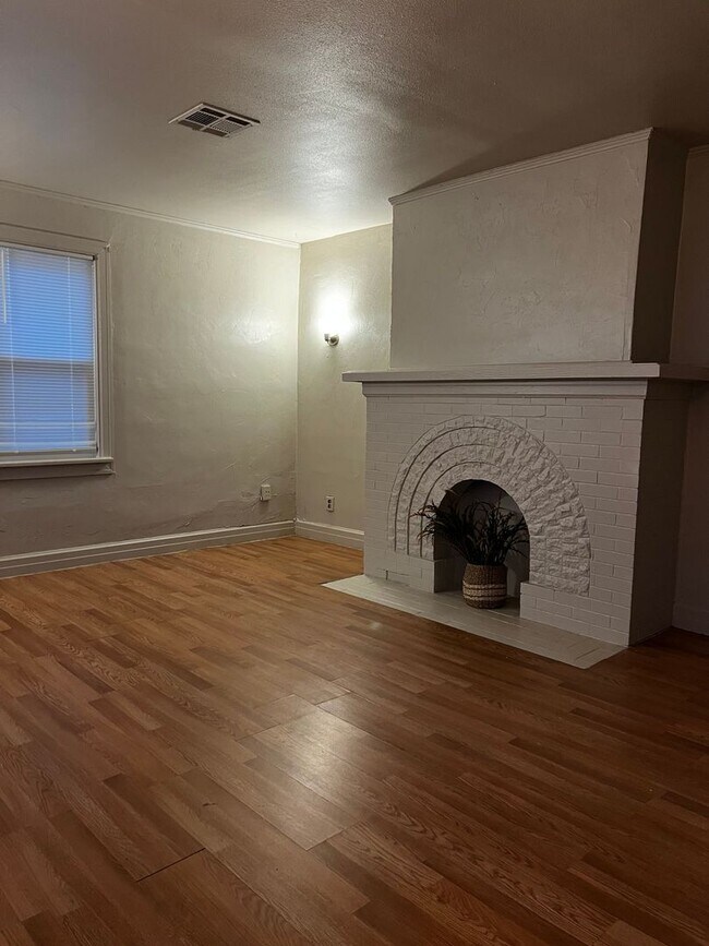 Building Photo - 1613 E Park Pl