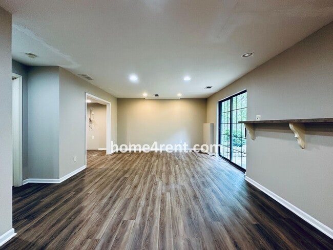 Building Photo - Blue Valley Schools, Granite Counters, Fin...
