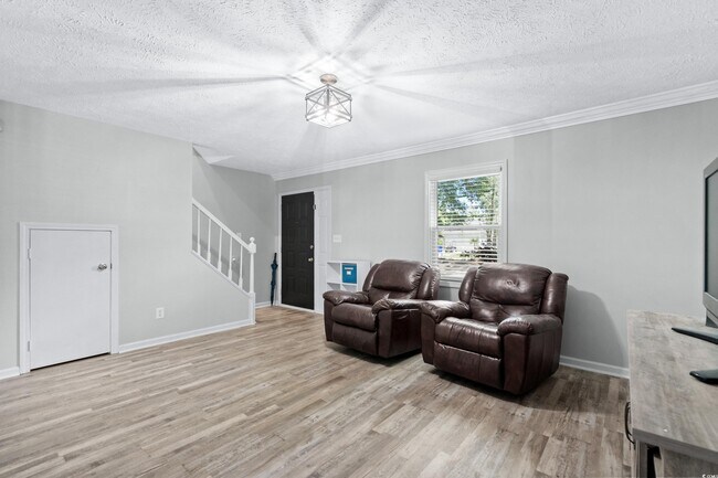 Building Photo - 715 Pine Dr