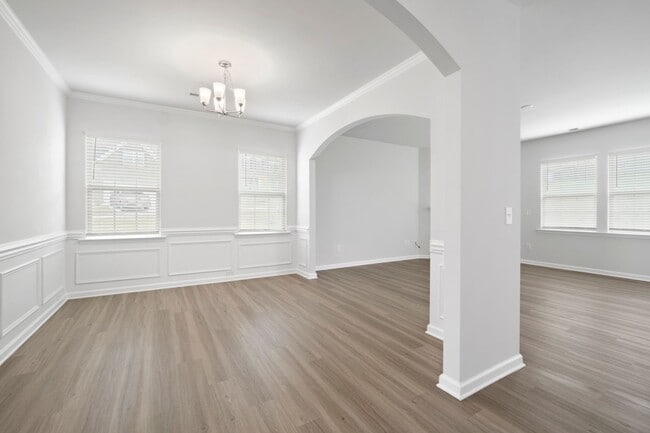 Building Photo - This Beautiful 4 Bedrooms, 2.5 Bathrooms i...