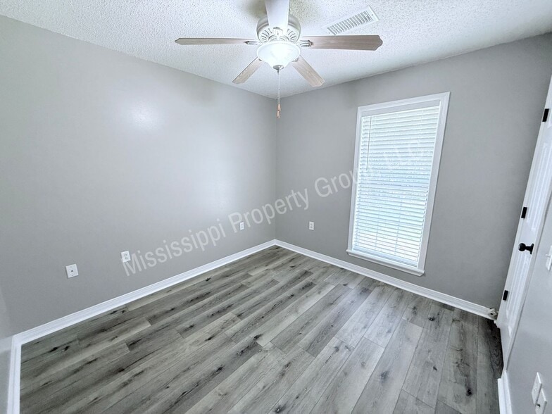 Building Photo - 2112 Harris Dr
