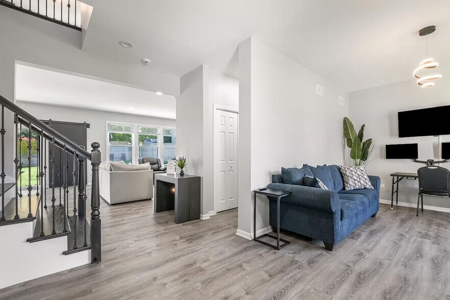 Building Photo - 705 N Garfield St