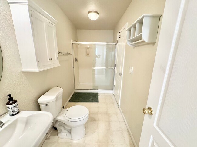 Building Photo - Beautiful 5 bed 3 bath Home in Wildhorse