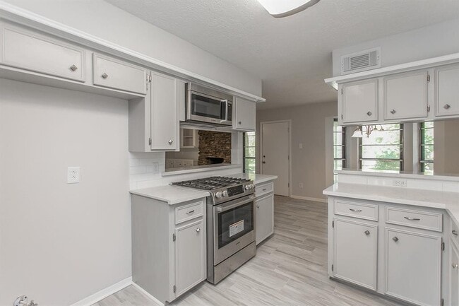 Building Photo - Beautifully renovated 4 bedroom home in a great subdivision