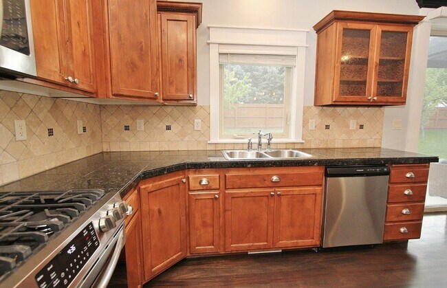 Building Photo - Adorable Craftsman Style Home