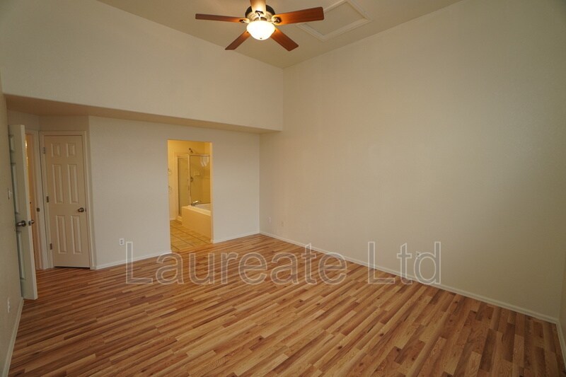 Building Photo - 10027 Idalia St