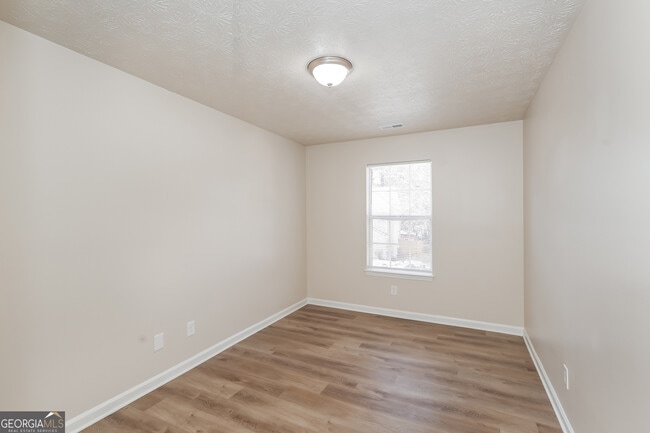 Building Photo - 145 W Village Ct