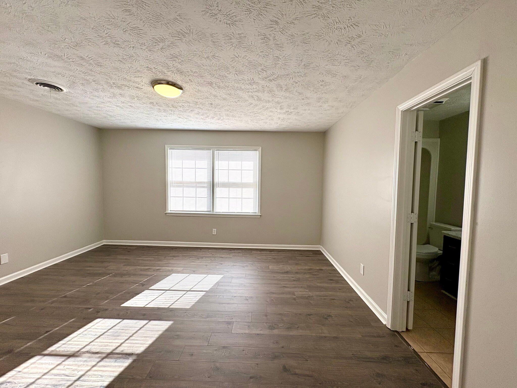 Building Photo - 110 Commanche Trl