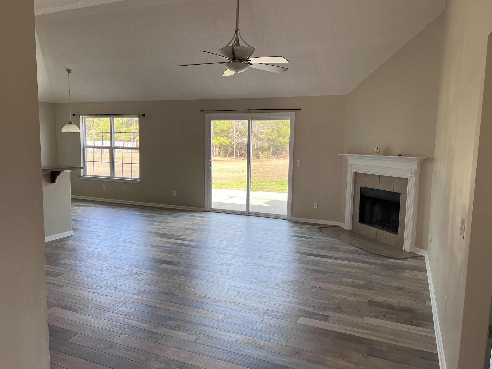Living - 110 Creekside Cir