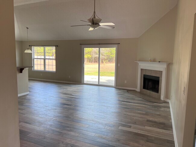 Living - 110 Creekside Cir