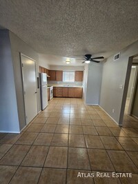 Building Photo - Available! 2 bed/ 1 bath Apartment