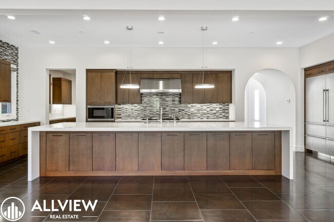 Building Photo - Luxurious and Rare 5 Bed 5.5 Bath Located ...