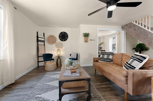 Building Photo - 532 W 5th Ave