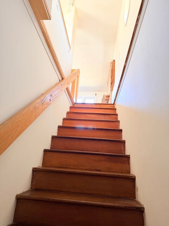 Building Photo - 3 Bed, 2 Bath Pet Friendly Downtown Asheville Location, Available Now - Lawn Care Included!