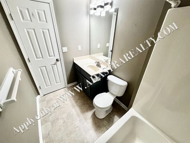 Building Photo - Spacious Shawnee Townhome 3 Bed/3 Bath-Ava...
