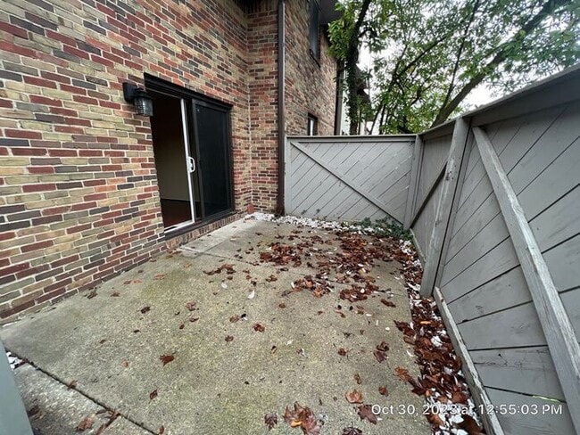 Building Photo - Olentangy Condominiums 2 Bedroom