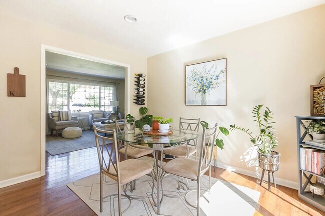 Building Photo - Gorgeous 3 Bedroom 2 Bathroom in Prairie V...