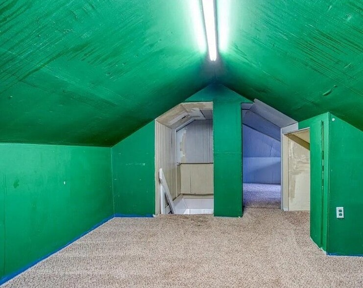 Building Photo - 813 N Burford Ave