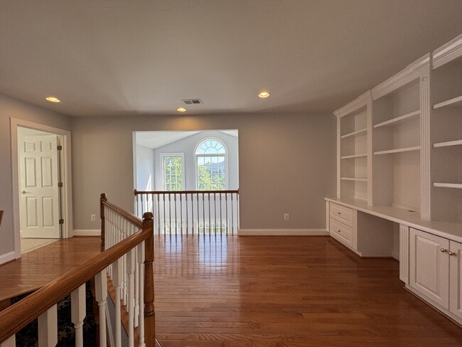 Building Photo - Spacious Elegance in Gated Piedmont!