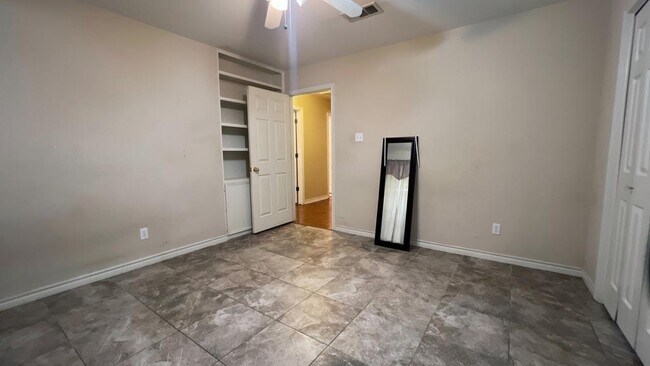 Building Photo - 903 Milroy Dr W