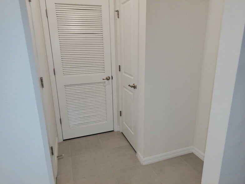 Building Photo - 5240 Sunshine Dr