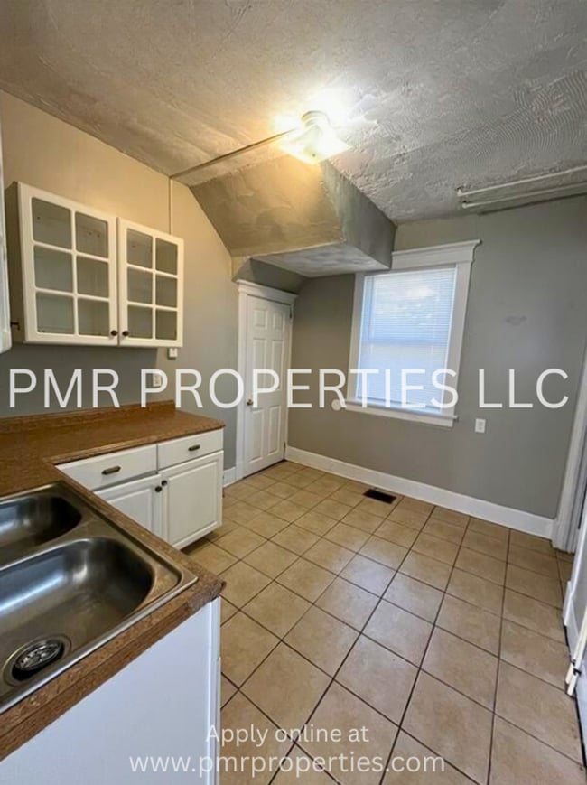 Building Photo - 3Bedroom/1Bathroom Home