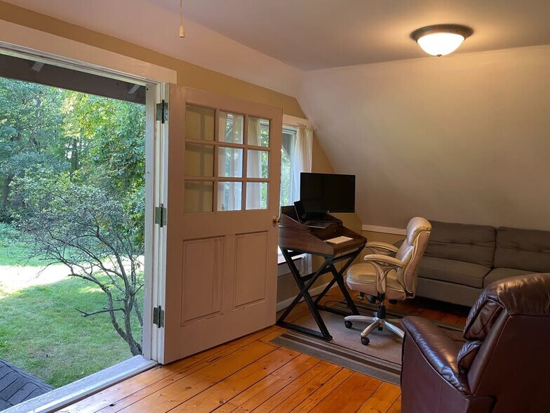 Study / Upstairs Sitting Area - 183 Highland Rd