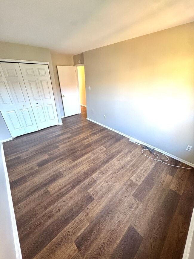 Building Photo - THREE BEDROOM TOWNHOME-PARKLAND SCHOOLS!