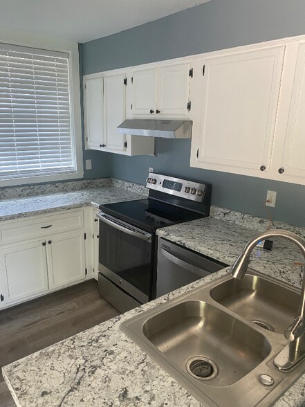 Building Photo - 2000 Carnes Ave