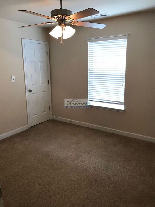 Building Photo - Canterfield in Harrisburg - Great 4 Bed, 2...