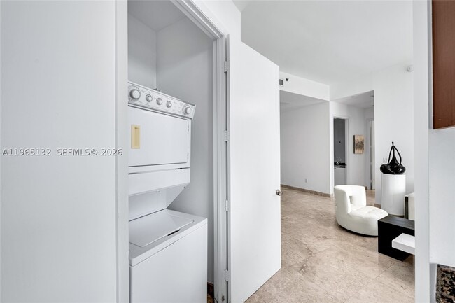 Building Photo - 16001 Collins Ave