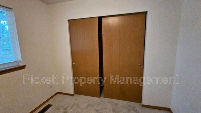 Building Photo - 12220 Ravena Pl NW