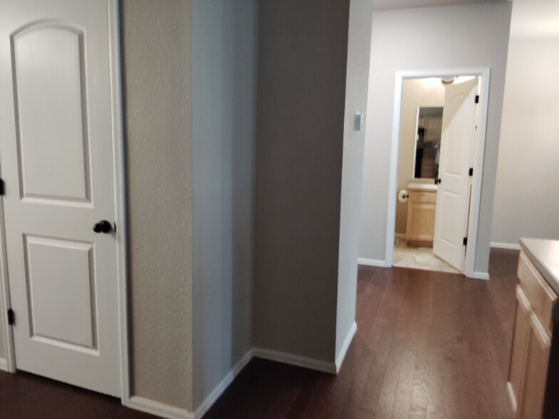 Building Photo - 704 Finch Dr