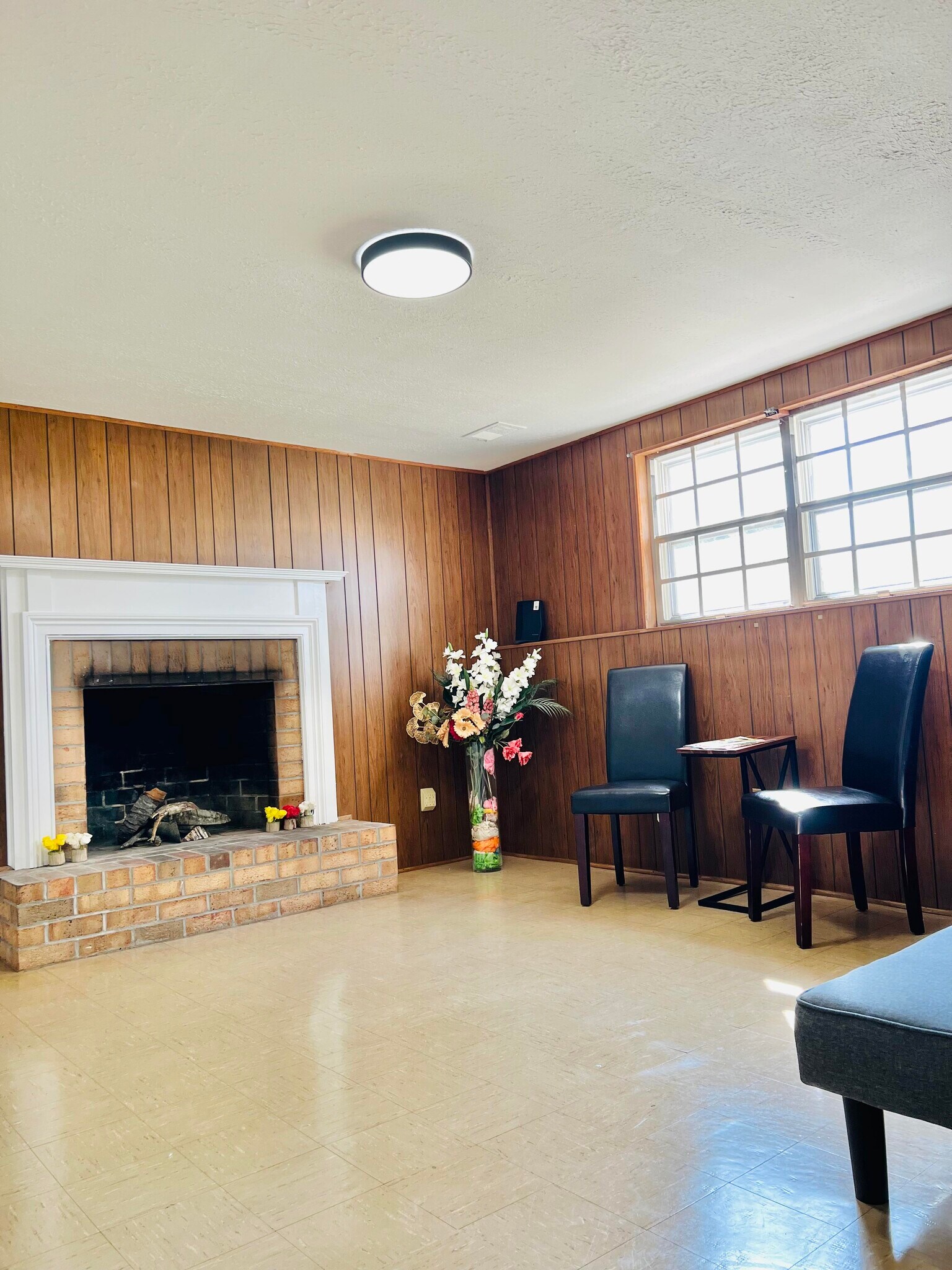 Building Photo - 1405 Pleasant Valley Dr